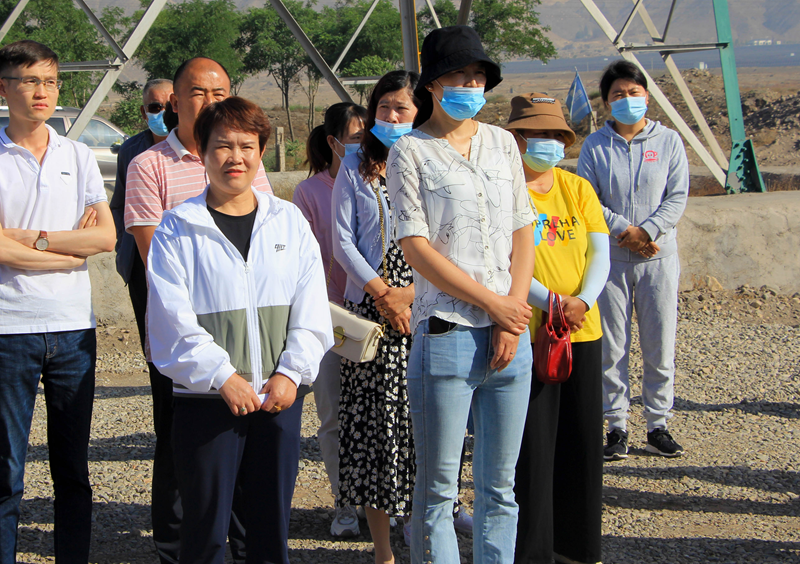 紅果子鎮(zhèn)黨委書記陳筠平、鎮(zhèn)人大主席韓玉蘭蒞臨興康恒潤種植基地觀摩了解情況