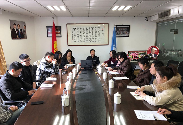 岳氏集團董事長、中醫(yī)藥康養(yǎng)委員會主任岳平安與北京全球商源文化傳播公司簽訂戰(zhàn)略合作協(xié)議