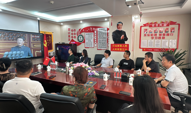 岳氏集團(tuán)組織觀看抗戰(zhàn)勝利閱兵，愛(ài)國(guó)情懷激蕩人心